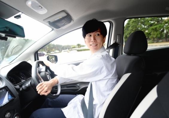 レンタカーを運転する男性の写真